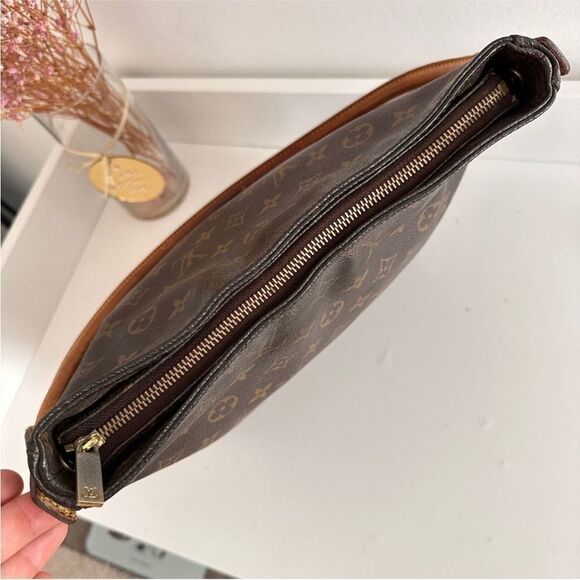 ✅AUTHENTIC✅LOUIS VUITTON LOOPING GM - Picture 10 of 15